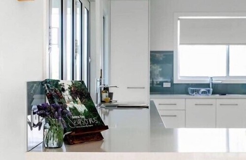 Valla Beach House | Glossies Coastal Retreat - Relax and Escape, Pets OK