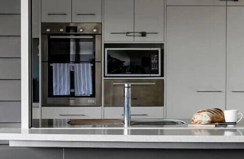 Valla Beach House | Glossies Coastal Retreat - Relax and Escape, Pets OK