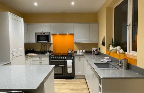 Padfield House | Glossop Retreat - Pet-Friendly | Perfect for 6| Pass the Keys