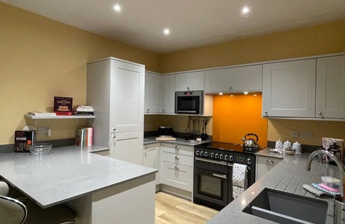 Padfield House | Glossop Retreat - Pet-Friendly | Perfect for 6| Pass the Keys