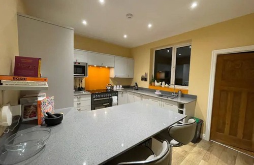 Padfield House | Glossop Retreat - Pet-Friendly | Perfect for 6| Pass the Keys