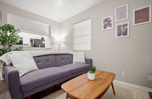 Skyview Apartment | Glowing Green Studio | Stay for ACL/F1/Etc!