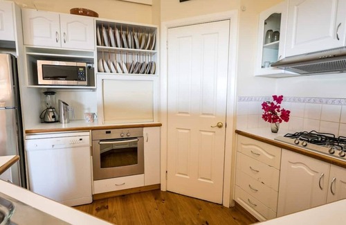 Gnarabup House | Gnarabup Views is a casual, cozy home and only a short walk to the beaches