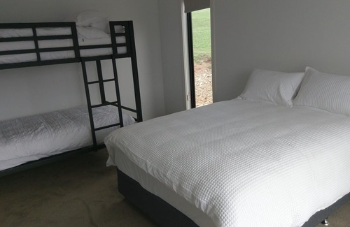 Reedy Creek Villa | Go bushwalking in 1200 acres or just sit back and relax. Vineyards are 30 mins,