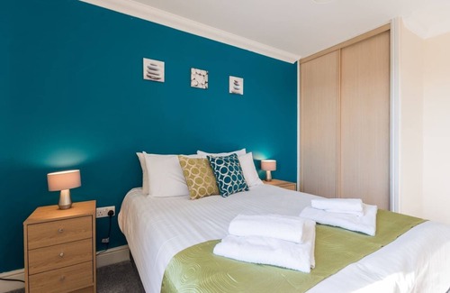 Swindon Apartment | Godwin Court - 2 Bedroom Homely Apartment Sleeps 6