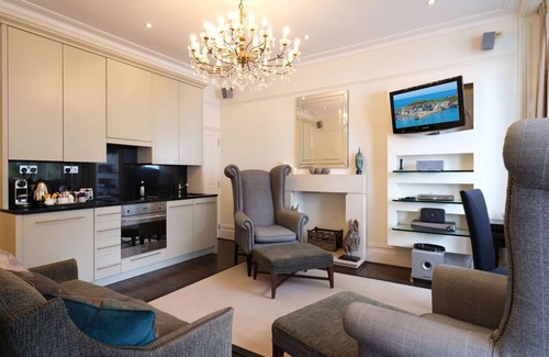 St Ives Apartment | GOLD Award, spa, gym, pool membership, bay view terrace, parking