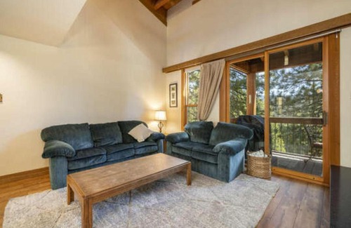 Truckee House | Gold Bend 5111 by Tahoe Mountain Properties