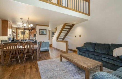 Truckee House | Gold Bend 5111 by Tahoe Mountain Properties