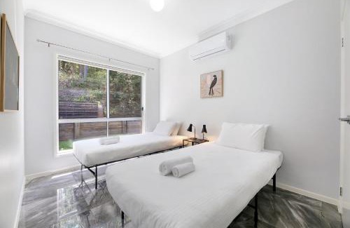Upper Coomera House | Gold Coast Family Stay - 4BR Near Theme Parks