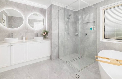 Benowa House | Gold Coast House with private Pool&SPA&Movie Room