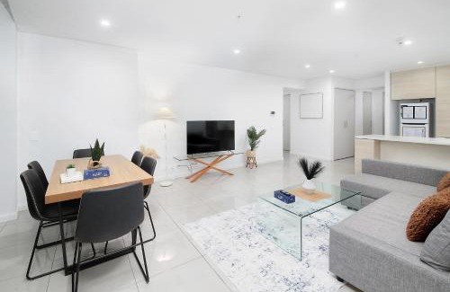 Surfers Paradise Apartment | Gold Coast Retreat 3BR 2BA Sofa Bed Free Parking