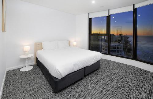 Surfers Paradise Apartment | Gold Coast Retreat 3BR 2BA Sofa Bed Free Parking