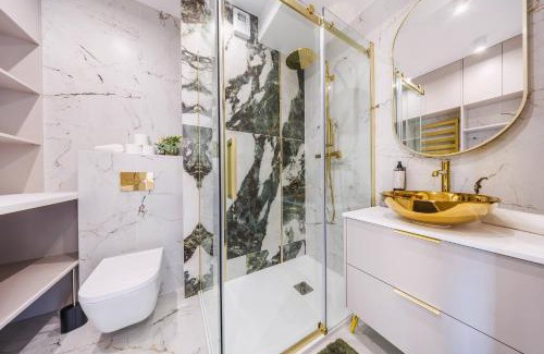 Rzeszow Apartment | Gold&Marble Luxe Apartment- City Centre, Free Parking by StayNest