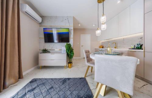 Rzeszow Apartment | Gold&Marble Luxe Apartment- City Centre, Free Parking by StayNest
