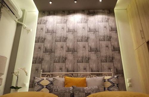 Aigaleo Apartment | 'Golden Aurora' Apartment With Elegant Style