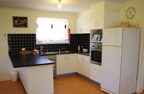 Golden Beach House | GOLDEN BEACH COTTAGE IN QUIET NEIGHBOURHOOD, TWO MINUTES FROM BEACH AND SHOPS