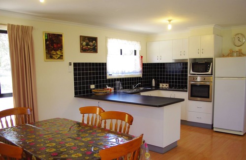 Golden Beach House | GOLDEN BEACH COTTAGE IN QUIET NEIGHBOURHOOD, TWO MINUTES FROM BEACH AND SHOPS