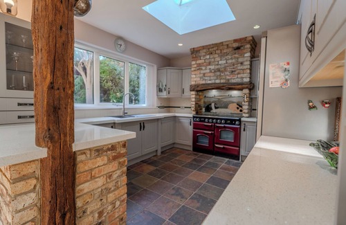 Eltham South House | GOLDEN GLOW NEST, Rustic Charm Meets Modern Living (1 King Private Room)