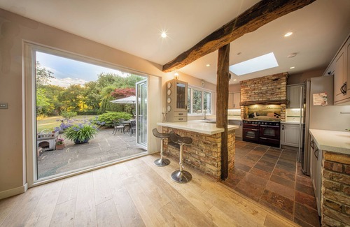 Eltham South House | GOLDEN GLOW NEST, Rustic Charm Meets Modern Living (1 King Private Room)