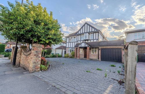 Eltham South House | GOLDEN GLOW NEST, Rustic Charm Meets Modern Living (1 King Private Room)