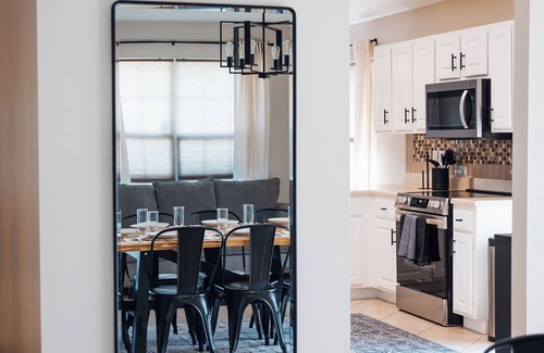 Crystal Beach House | Golden Hour Getaway-Walk to Beach, Pool + Arcade, Sleeps 10, T-Swift Room