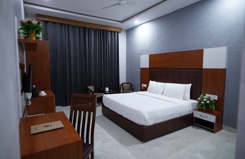 Rajpura Hotel | Golden Hut Derabassi