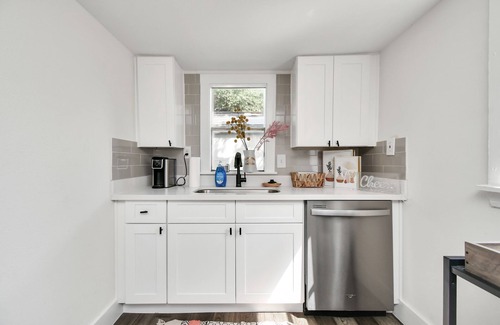 Greater East End Apartment | Golden Luxe Getaway ~ EaDo HTX