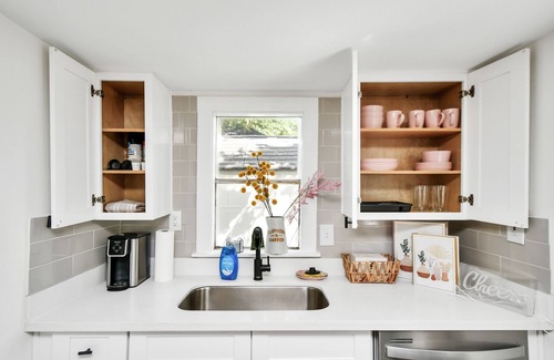 Greater East End Apartment | Golden Luxe Getaway ~ EaDo HTX