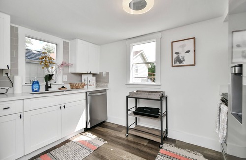 Greater East End Apartment | Golden Luxe Getaway ~ EaDo HTX