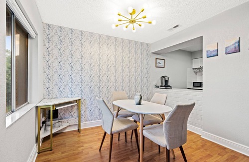 Largo Condo | Golden Oasis in Clearwater, 3 Heated Pools, 13 Minutes from the Beach! 🏝️