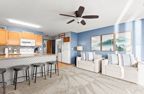 Osage Beach Condo | Golden Reef! NEW pool! State park views! GR102