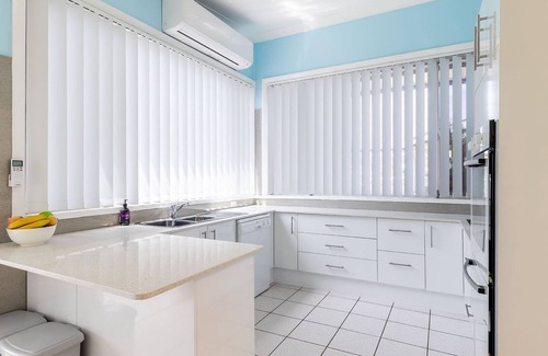 Fingal Bay House | Golden Sands 2 Short Street, Air Con, Wifi, Beach View