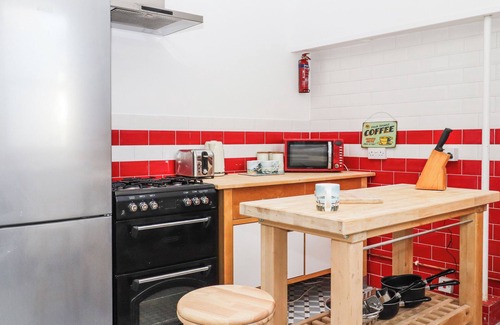 Hastings Cottage | GOLDHURST APARTMENT, pet friendly, with open fire in Hastings