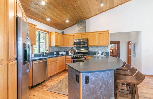 Truckee House | Goldmine - Luxury Northstar 4BR- Pool, Tennis, Gym Access- Pet Friendly