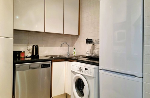 Strand Apartment | 'Goldwater on Beach', Stunning 3 bedroom apartment opposite the Beach