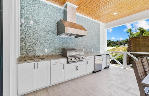 Dune Allen Beach Villa | Golf Cart+10 Bikes! 5-Min Walk to Beach! Pool+Spa (Heatable) 8 Bed+Carriage Home