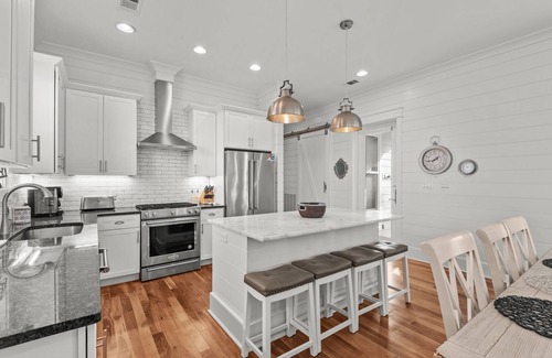 Greenway Park House | Golf Cart ☀️ Beach Chairs, Community Pool, Gated Community ☀️