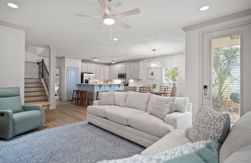 Villages of Crystal Beach House | Golf Cart | Pool | Fam Friendly | Walk 2 Beach