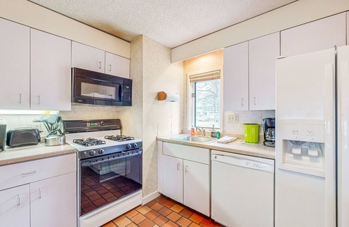 Stowe Area Condo | Golf course-front condo with loft, indoor & outdoor pools, hot tub, & game room