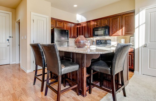 New Braunfels Condo | Golf-course getaway with fairway views, pool, WiFi, & central AC
