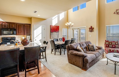 New Braunfels Condo | Golf-course getaway with fairway views, pool, WiFi, & central AC