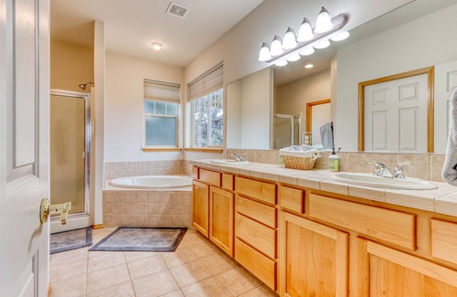 Redmond House | Golf Front Home with Private Hot Tub, Amazing Deck, and Resort Pools/Hot Tubs