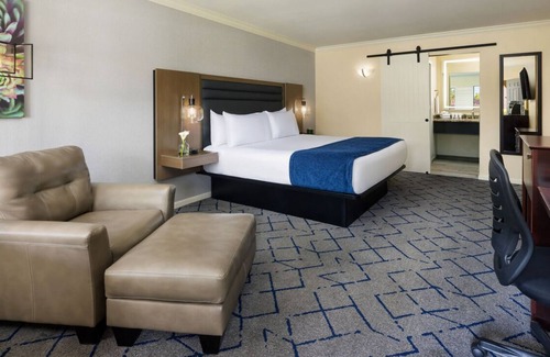 South Scottsdale Resort | Golf Getaway! 5 Pools, Free Shuttle Service to Explore Old Town Scottsdale!
