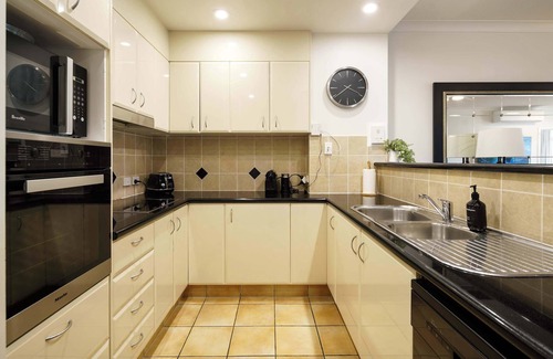 Twin Waters Apartment | Golf Getaway Close to the Beach in Twin Waters