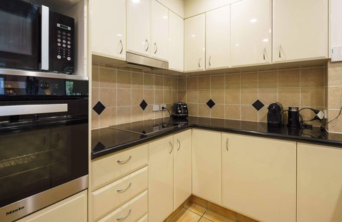 Twin Waters Apartment | Golf Getaway Close to the Beach in Twin Waters