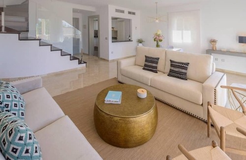 Marbella Apartment | Golf Getaway In Nueva Andalucía - With Giant Jacuzzi✔