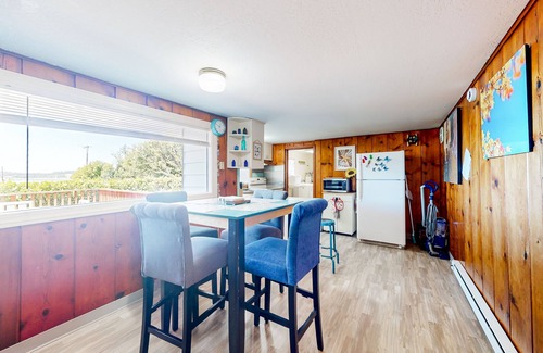 Coos Bay House | Golfers, Healthcare Heroes and Nature Lovers, Relax, and Unwind by the Coast