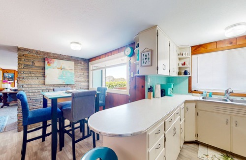 Coos Bay House | Golfers, Healthcare Heroes and Nature Lovers, Relax, and Unwind by the Coast
