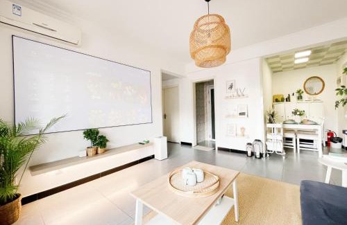 Weiyang Apartment | Gongxi Home Plus Bell Tower Big Wild Goose Pagoda Tangcheng Terra Cotta Warriors6 metro away from Xian North Railway Station 3 minutes walk to Line 2 100 inch projection free trial service