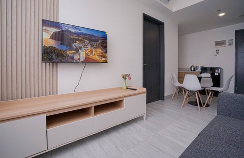 Pinang Apartment | Good and Cozy 2BR at Collins Boulevard Apartment